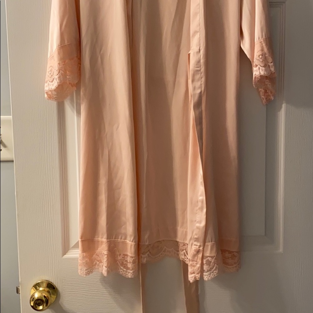 Pink Robe - Picture 5 of 9